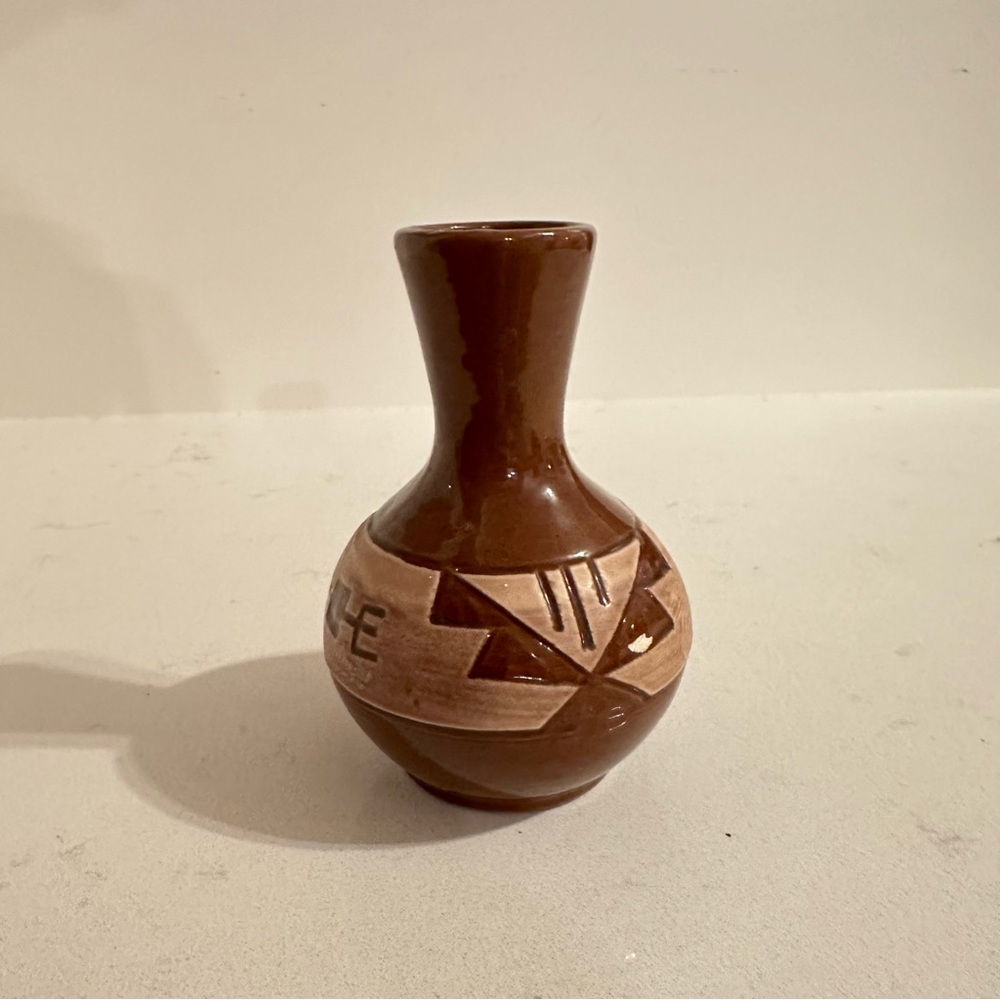 Brown Small Native Vase 4" Tall Signed - Picture 3 of 7